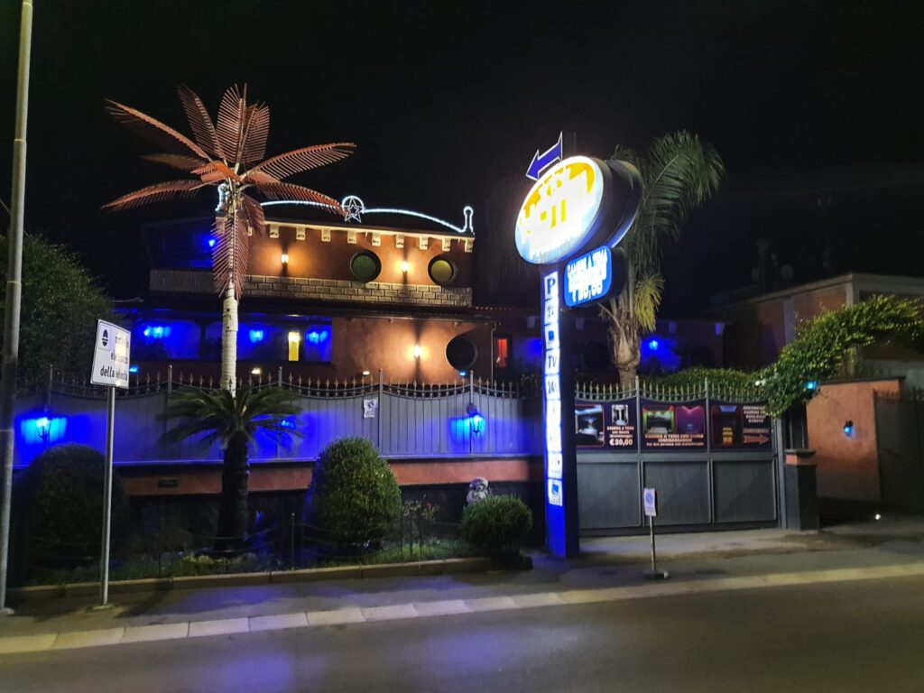 hotel proibito front view (2)