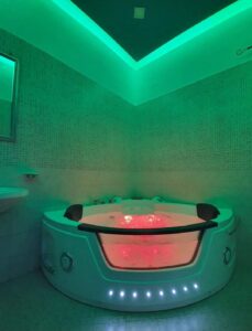 hotel proibito hydro massaging pool (2)